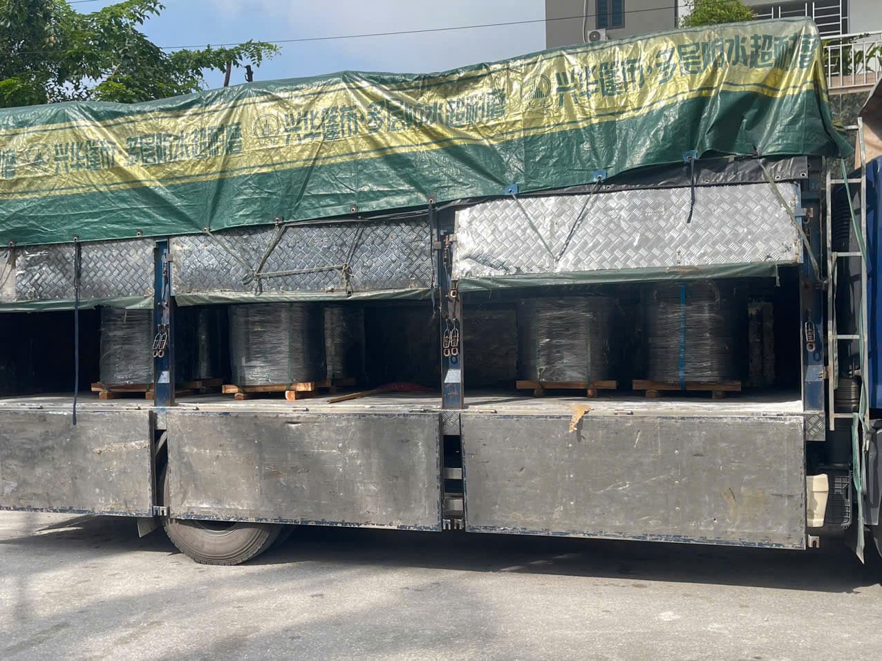 Cuộn dây đai thép cố định trong thùng xe
